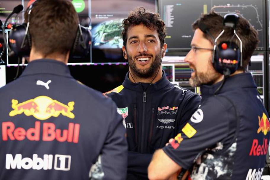 Daniel Ricciardo parla con alcuni ingegneri della Red Bull (Getty Images)